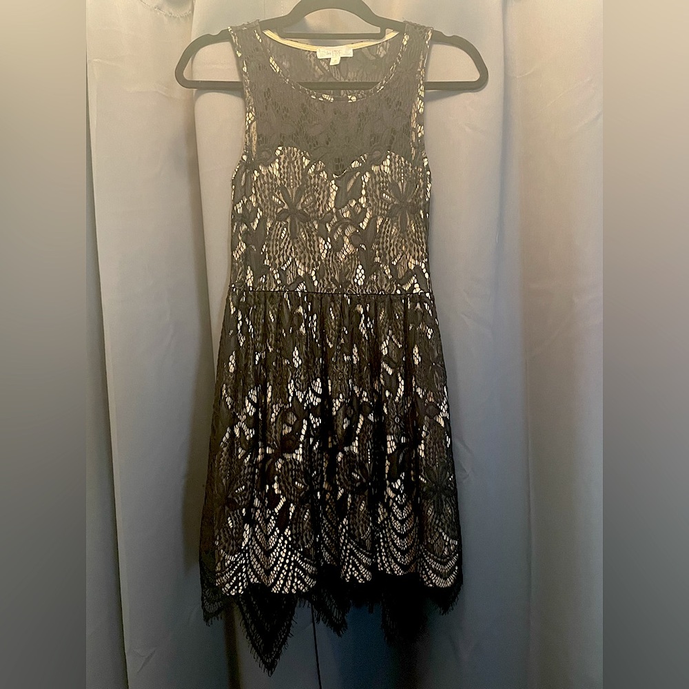 Beautiful lace and nude dress. Size medium. Like new condition.